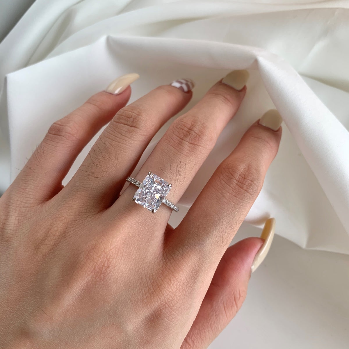 [Clover Jewelrys]4.0 Carat Luxurious Engagement Ring