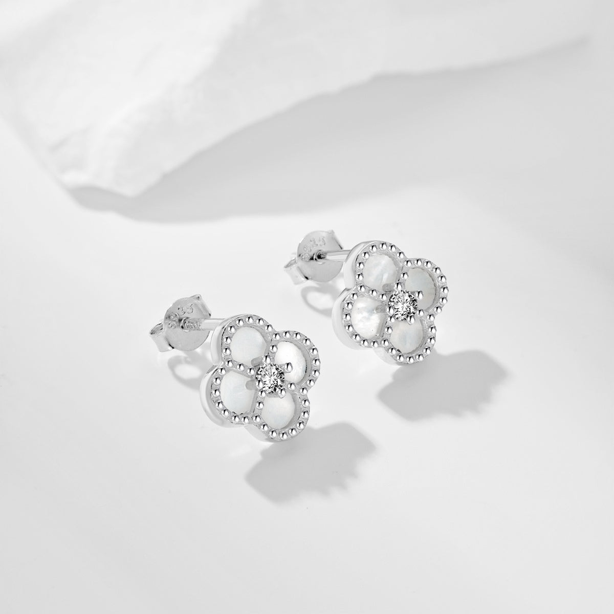 [Clover Jewelrys]Four-Leaf Clover Flower Shape Exquisite Earrings