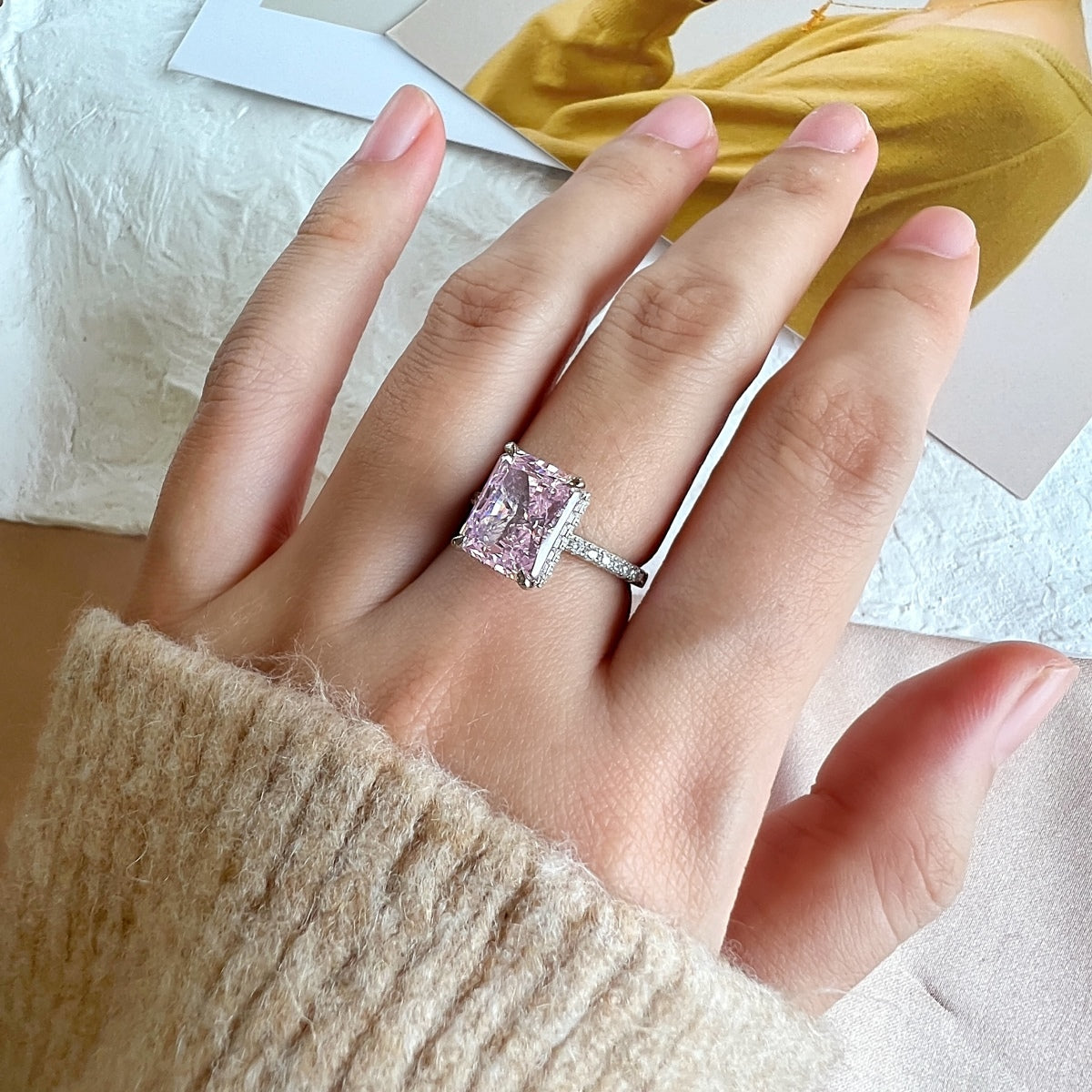 [Clover Jewelrys]4.0 Carat Luxurious Engagement Ring