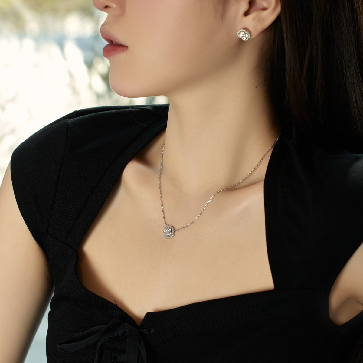 [Clover Jewelrys]Exquisite Necklace With Four-Leaf Clover Flower Design