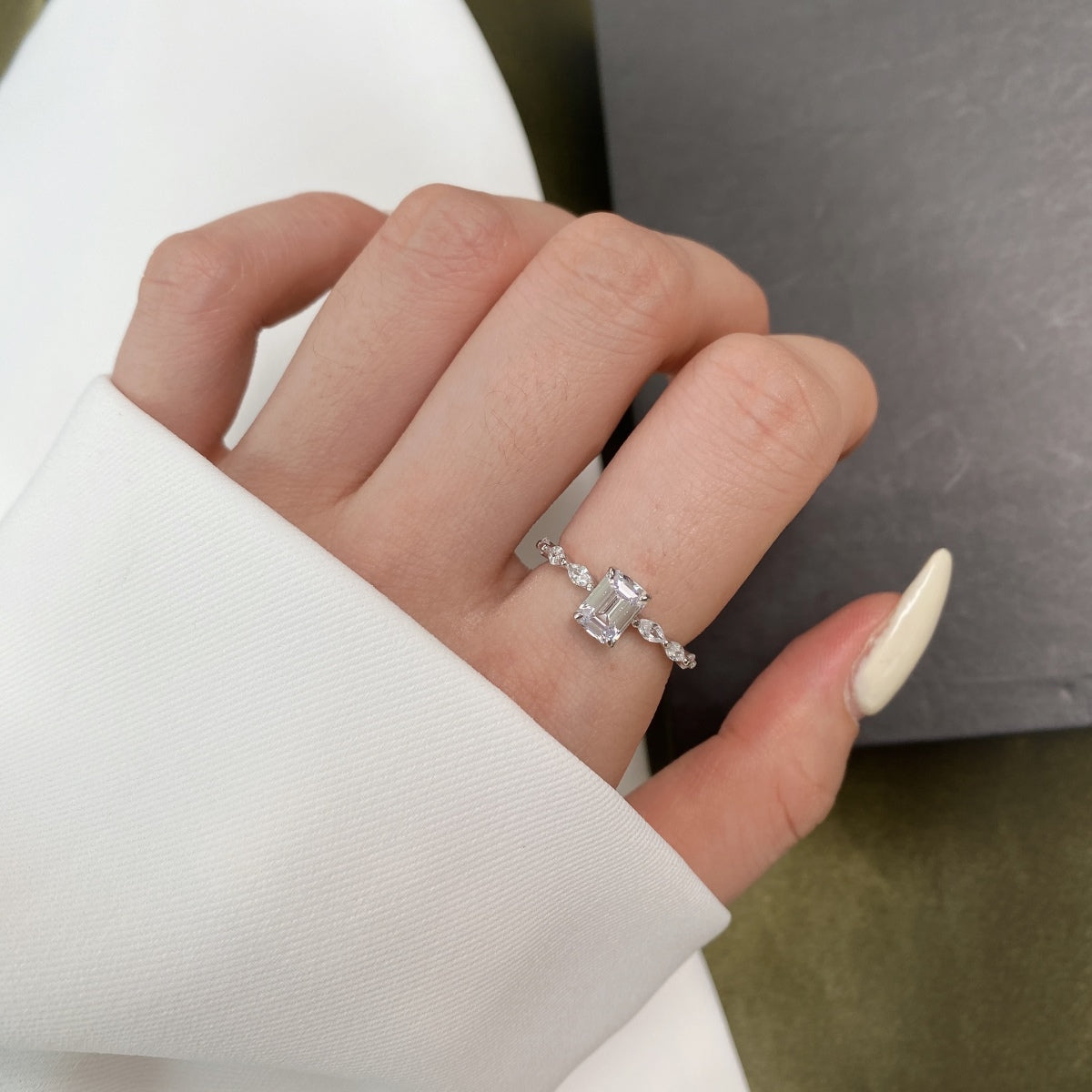 [Clover Jewelrys]1.0 Carat Dainty Resplendent Radiant Cut Daily Ring