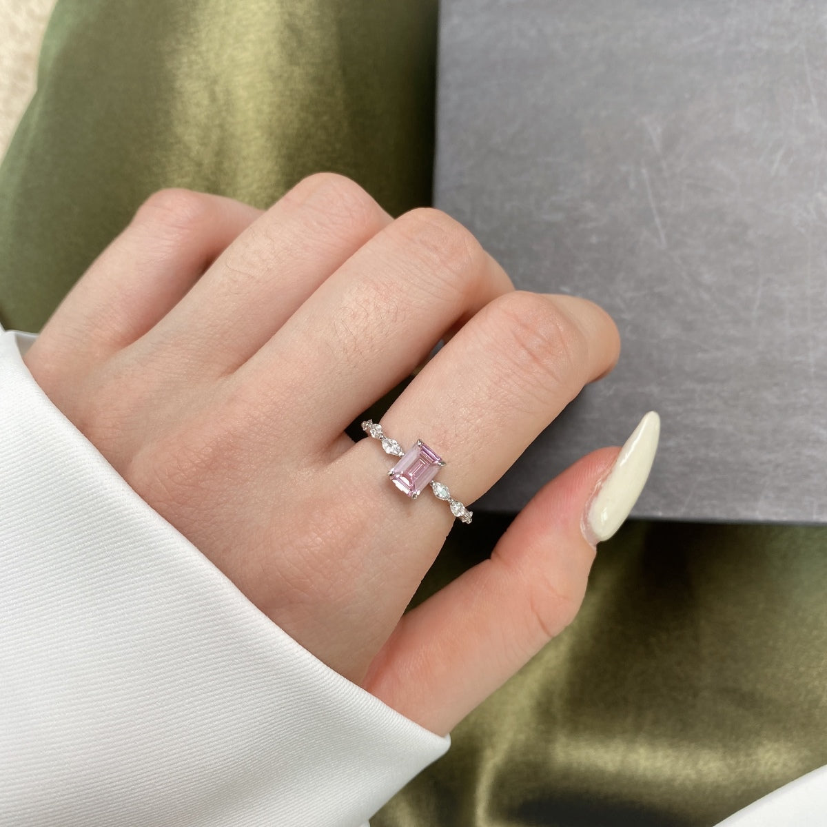 [Clover Jewelrys]1.0 Carat Dainty Resplendent Radiant Cut Daily Ring