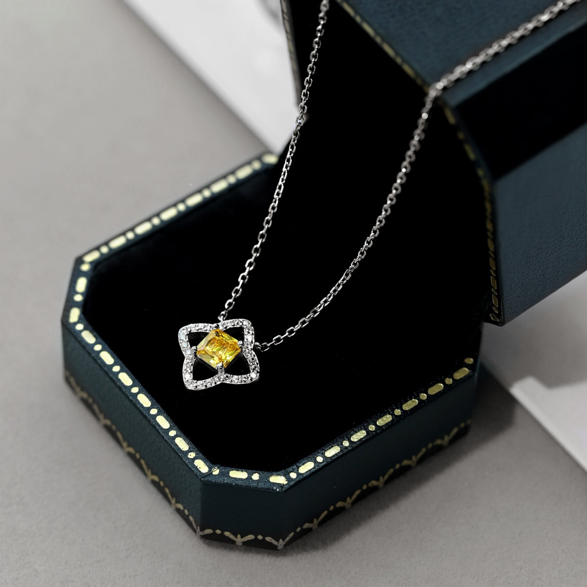 [Clover Jewelrys]Exquisite Flower Shape Princess Cut Necklace