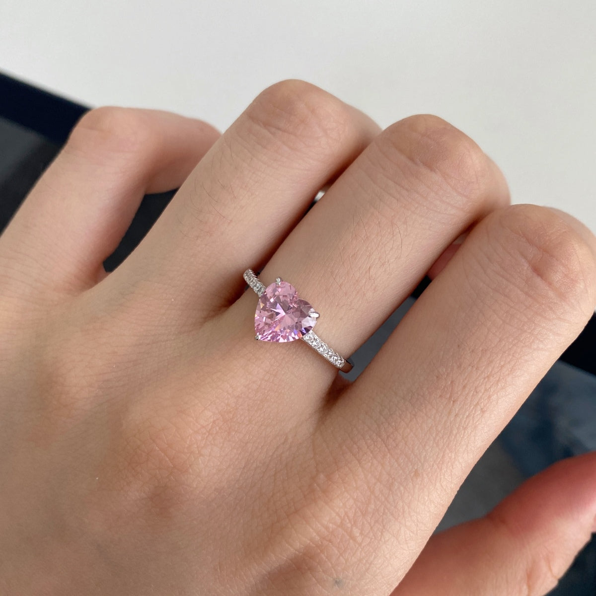 [Clover Jewelrys]2.0 Carat Dazzling Lustrous Heart Cut Lover Ring