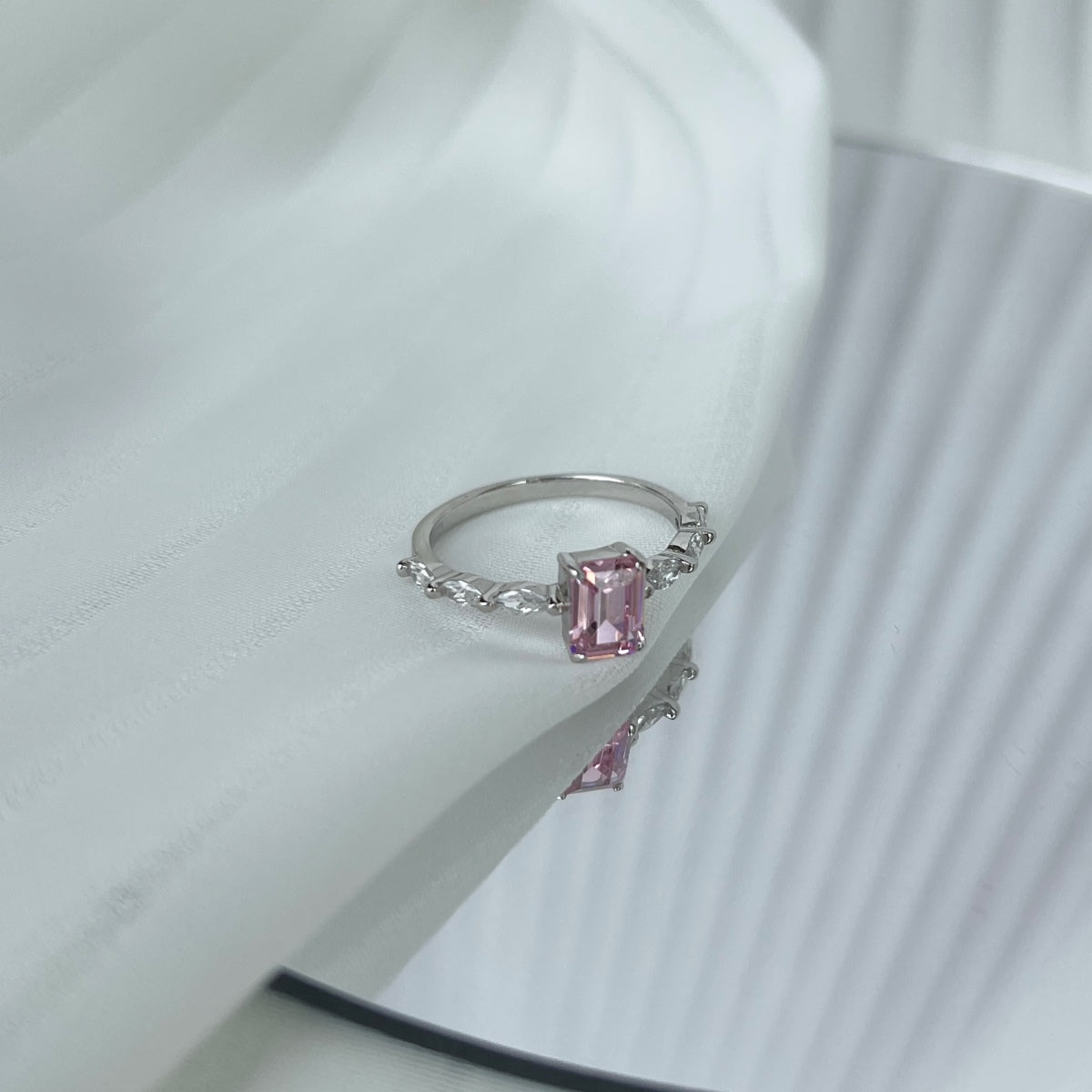 [Clover Jewelrys]1.0 Carat Dainty Resplendent Radiant Cut Daily Ring