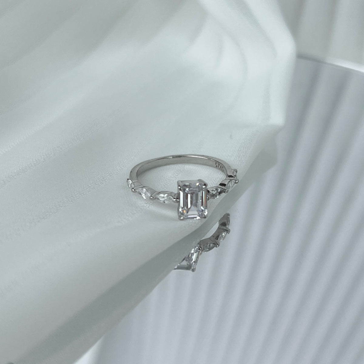 [Clover Jewelrys]1.0 Carat Dainty Resplendent Radiant Cut Daily Ring