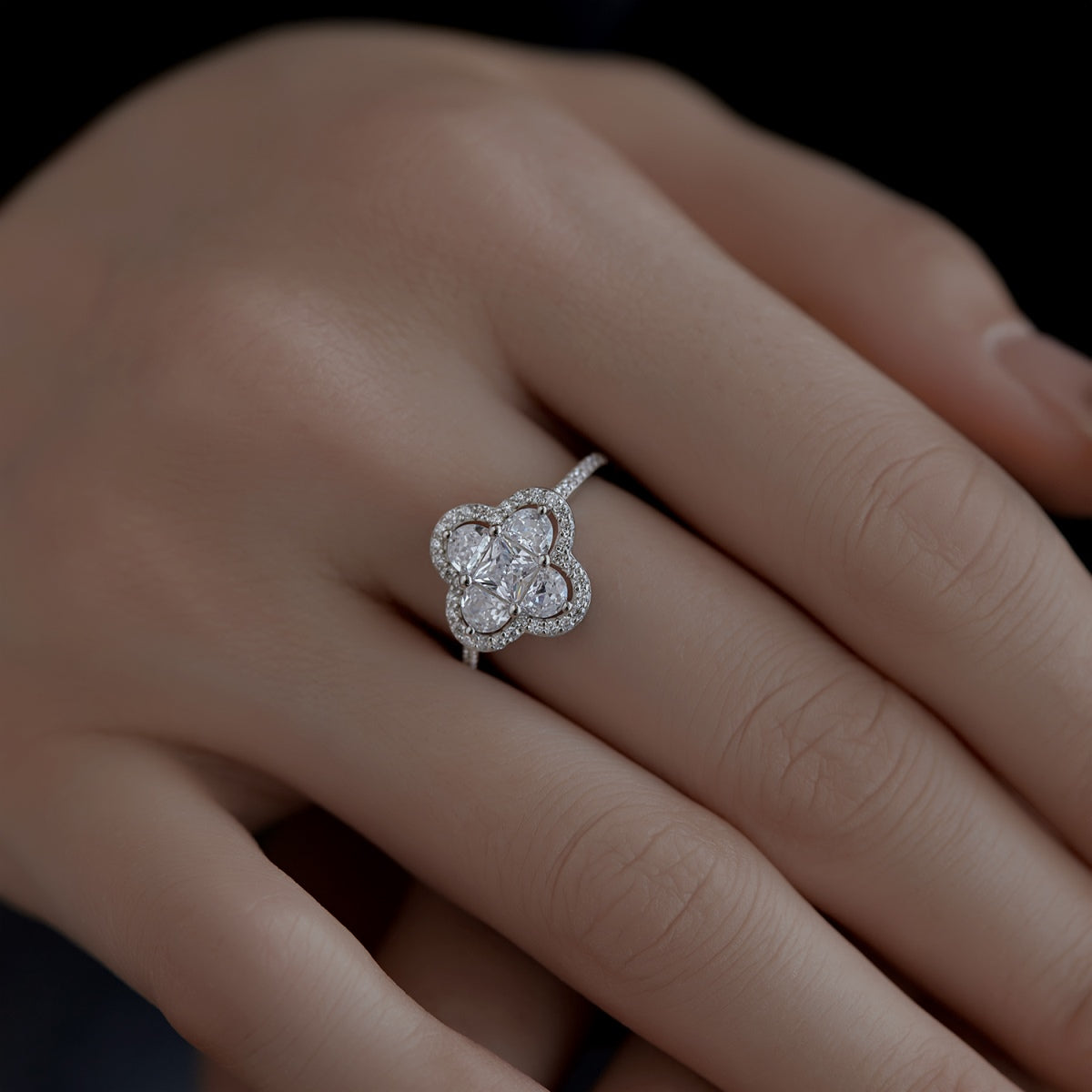 [Clover Jewelrys]Luxurious Eternity Flower Shape Banquet Ring