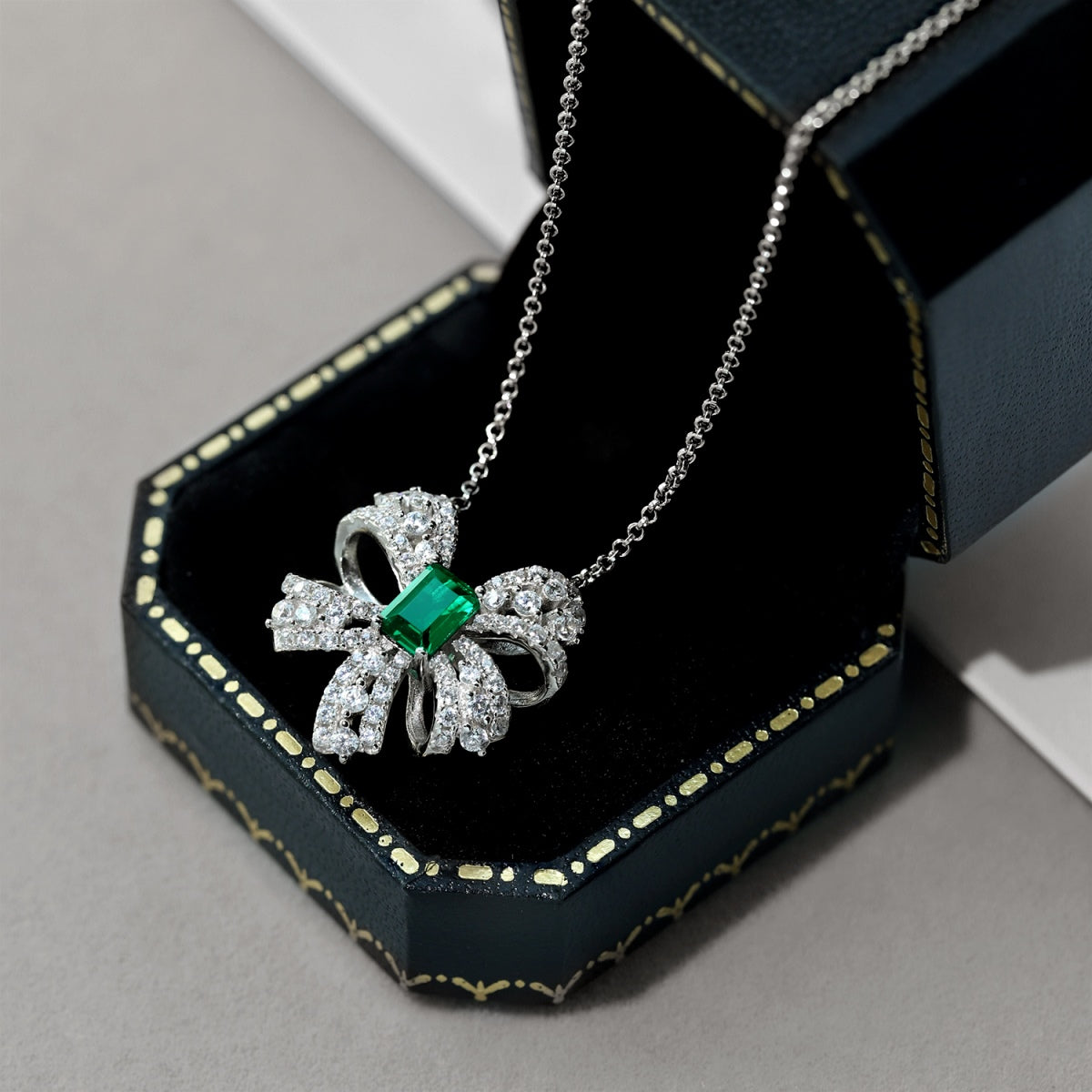 [Clover Jewelrys]Luxurious Flower Shape Emerald Cut Necklace