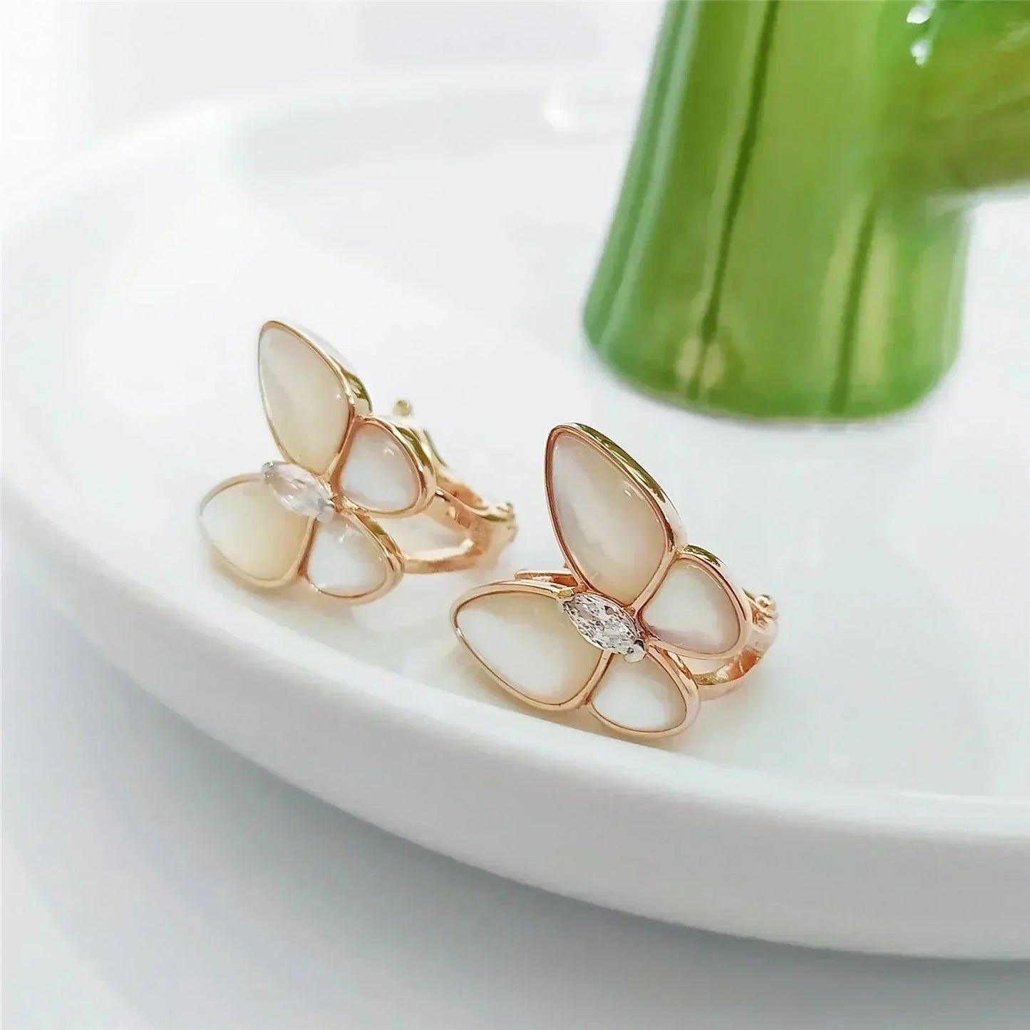 [Clover Jewelrys]BUTTERFLY MOP DIAMOND EARRINGS