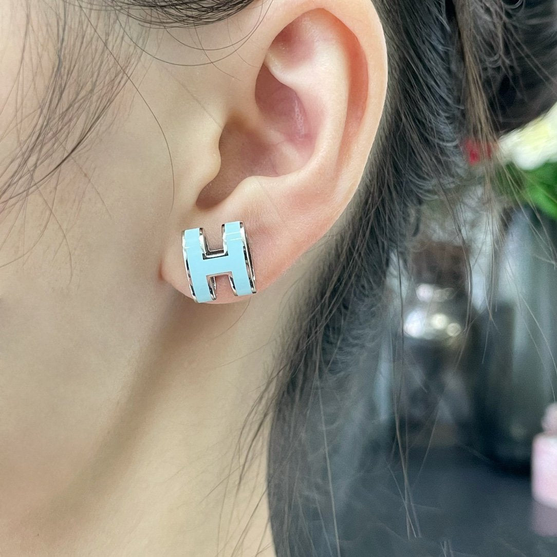 [Clover Jewelrys]POP H SKY BLUE STUD EARRINGS