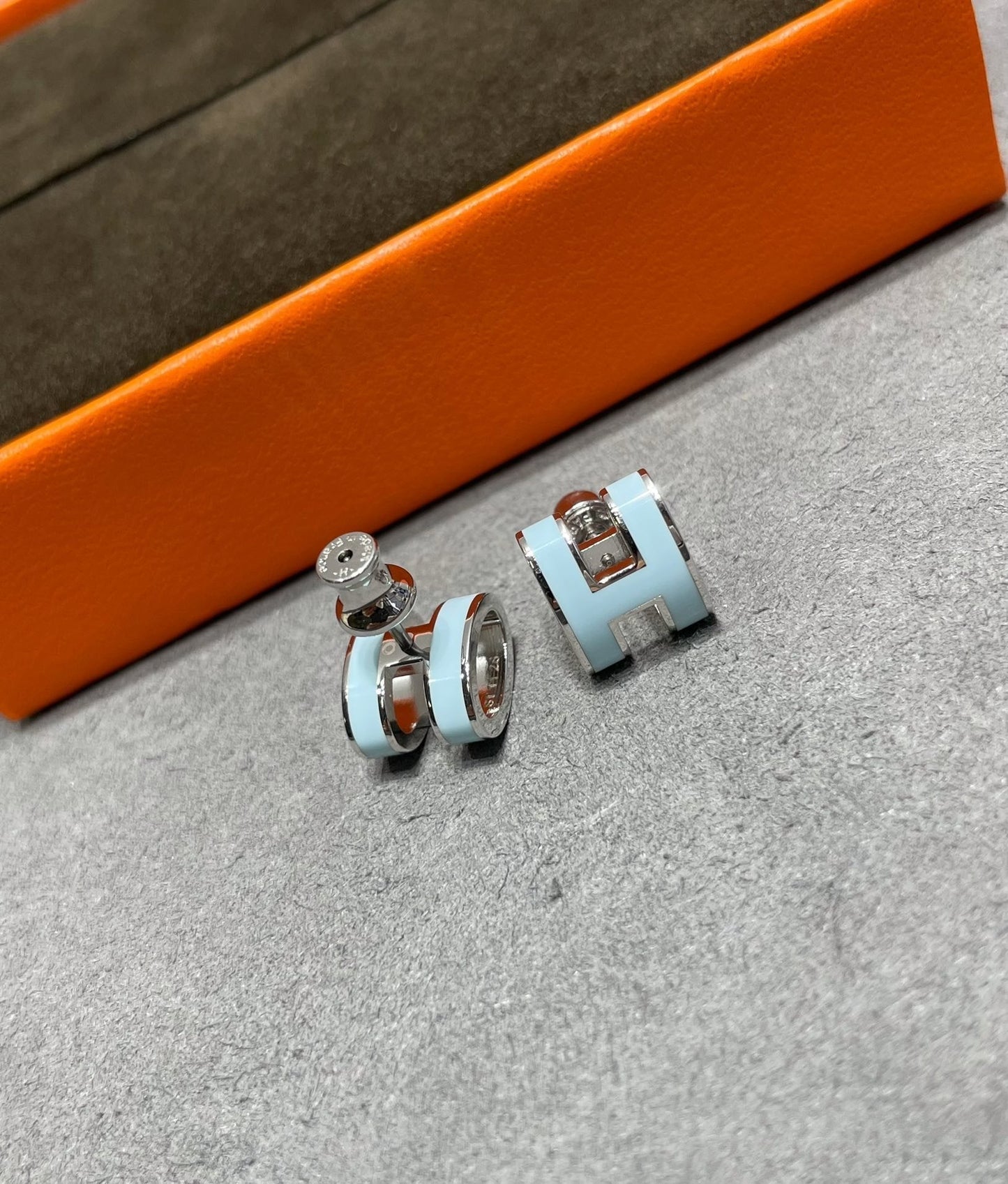 [Clover Jewelrys]POP H SKY BLUE STUD EARRINGS