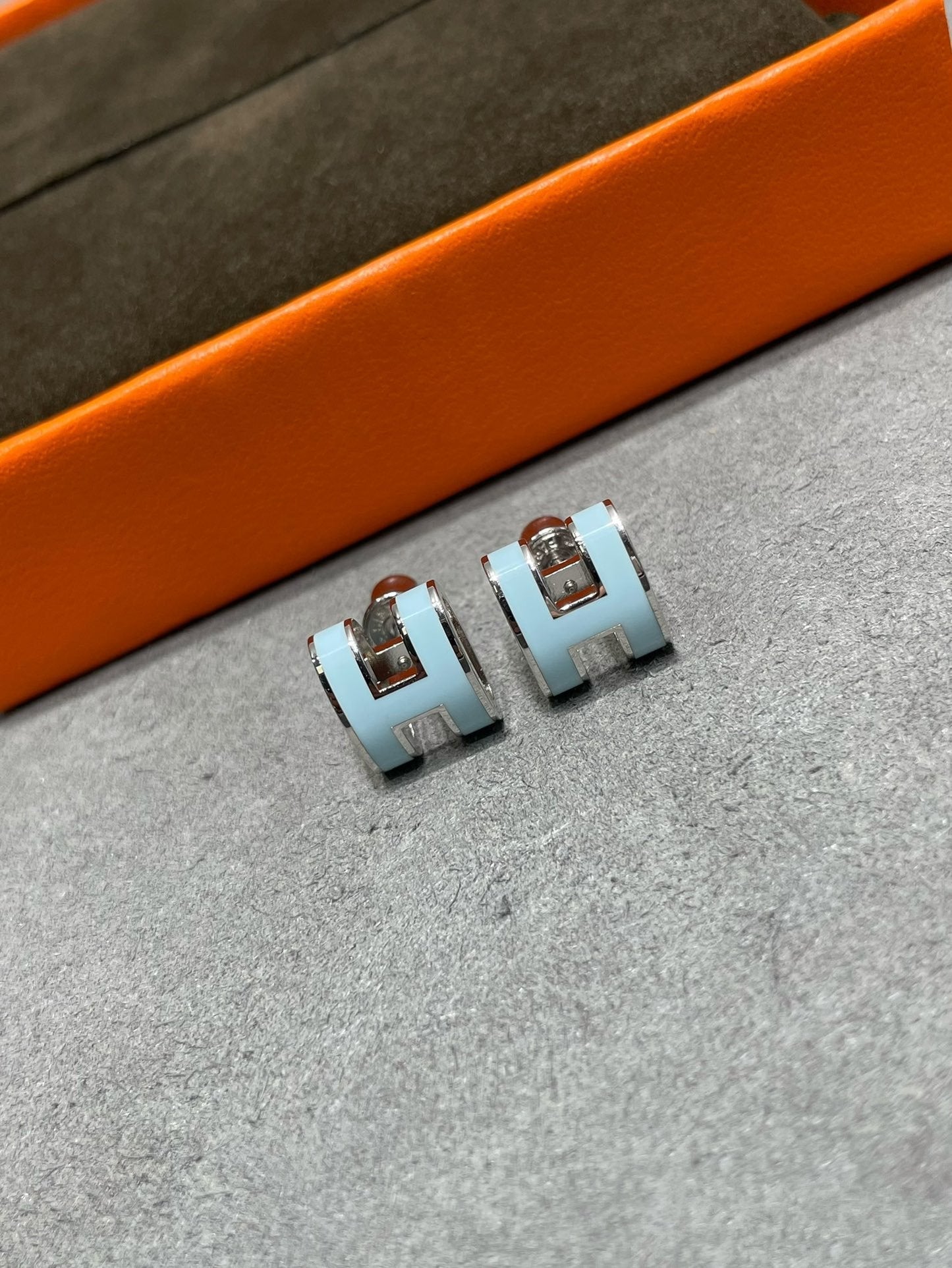 [Clover Jewelrys]POP H SKY BLUE STUD EARRINGS