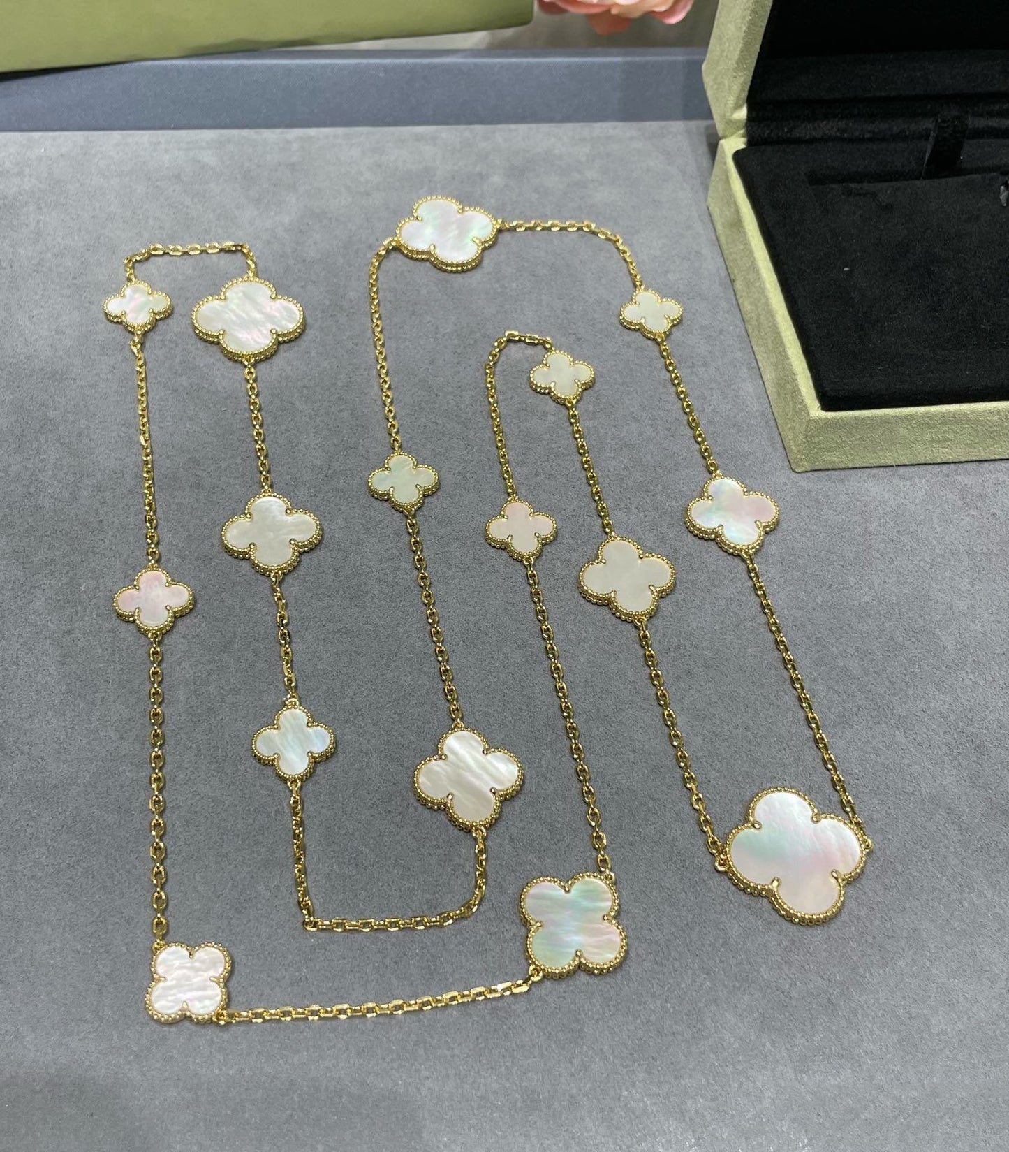 [Clover Jewelrys]CLOVER 16 MOTIF WHITE MOP GOLD NECKLACE