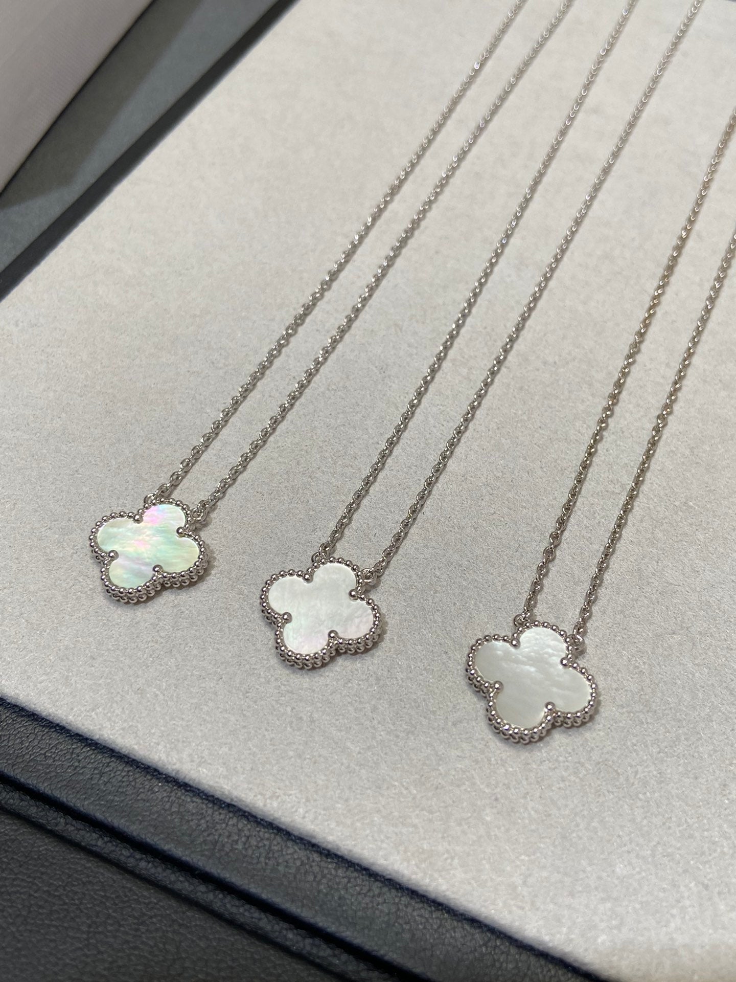 [Clover Jewelrys]CLOVER MEDIUM SILVER WHITE MOP NECKLACE