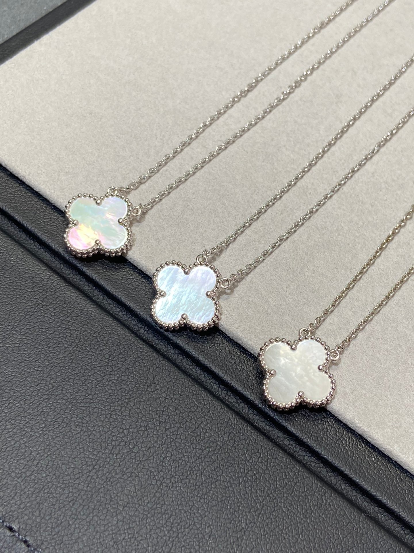 [Clover Jewelrys]CLOVER MEDIUM SILVER WHITE MOP NECKLACE