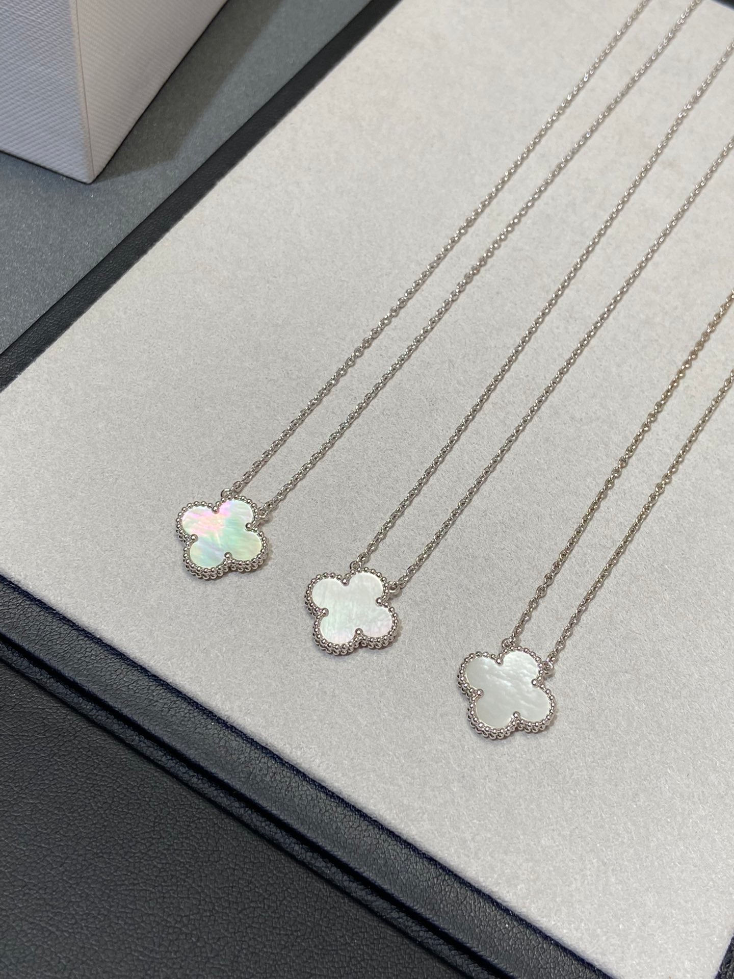 [Clover Jewelrys]CLOVER MEDIUM SILVER WHITE MOP NECKLACE