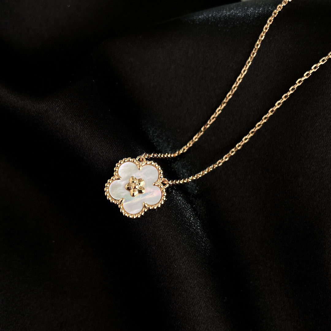 [Clover Jewelrys]LUCKY  WHITE MOP  PLUM BLOSSOM NECKLACE