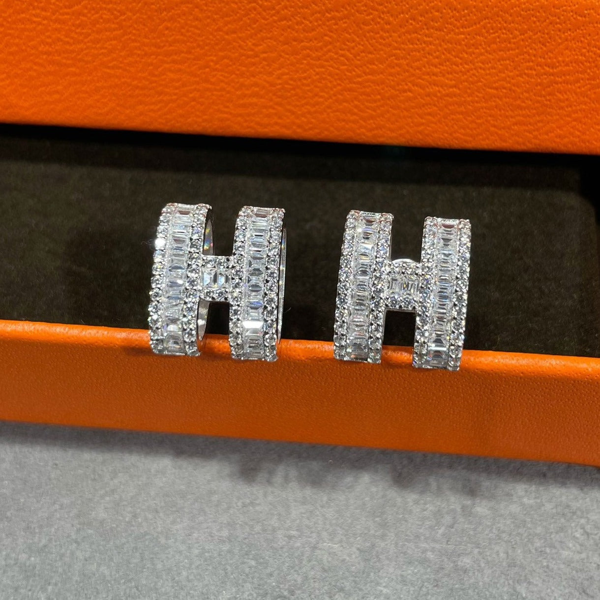 [Clover Jewelrys]H STUD EARRINGS WITH SILVER DIAMONDS