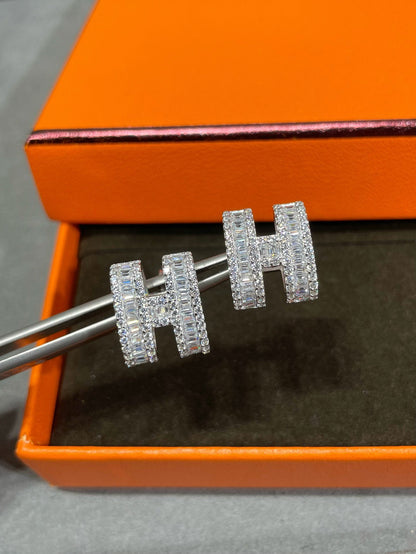 [Clover Jewelrys]H STUD EARRINGS WITH SILVER DIAMONDS